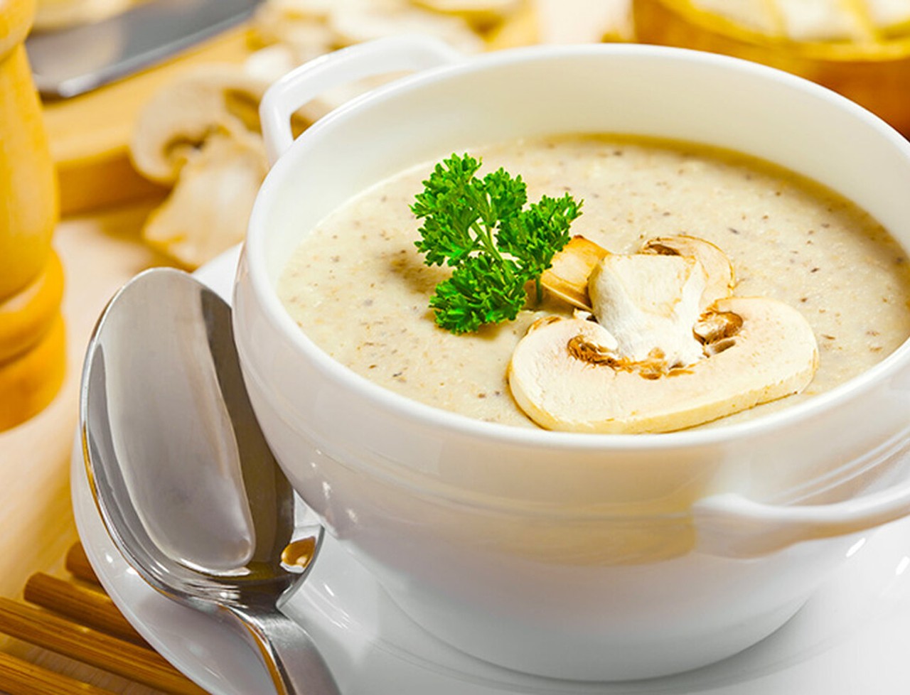 Сырный суп-пюре с плавленым сыром и грибами