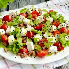 Салат с тунцом, фетой и помидорами